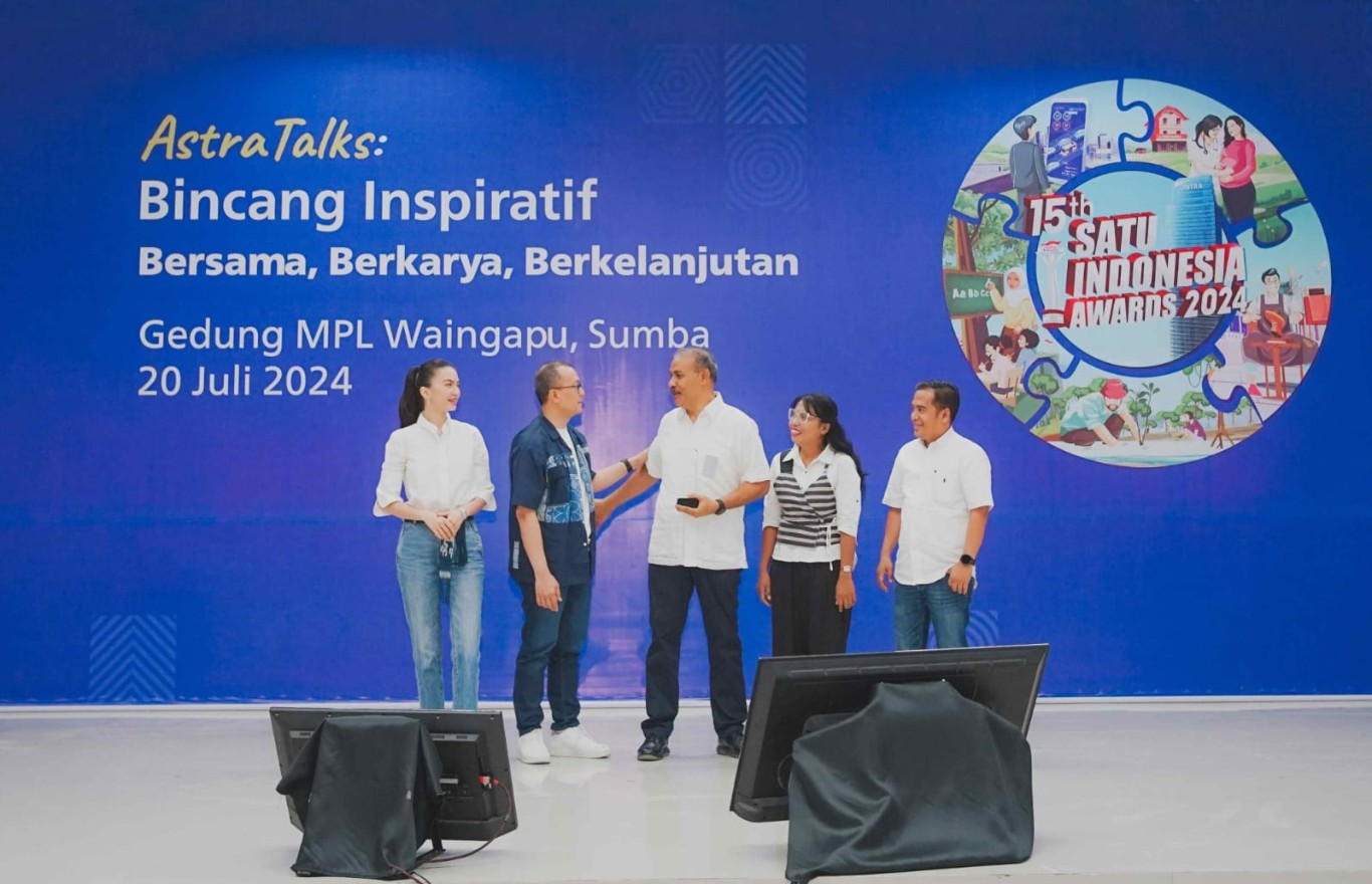 ROADSHOW -- Bupati Sumba Timur Khristofel Praing (tengah), Juri 15th SATU Indonesia Awards 2024 sekaligus Head of Corporate Communications Astra Boy Kelana Soebroto (kedua kiri) serta Juri Tamu 15th SATU Indonesia Awards 2024 sekaligus Pegiat Seni Raline Shah (kiri), Penerima Apresiasi 14th SATU Indonesia Awards 2023 Bidang Kesehatan, Theresia Dwiaudina Sari Putri (kedua kanan) serta Perwakilan Grup Astra Sumba, Zul Ikramuddin (kanan) berfoto bersama dalam roadshow 15th SATU Indonesia Awards 2024 di Sumba, Nusa Tenggara Timur pada Sabtu pagi (20/7).