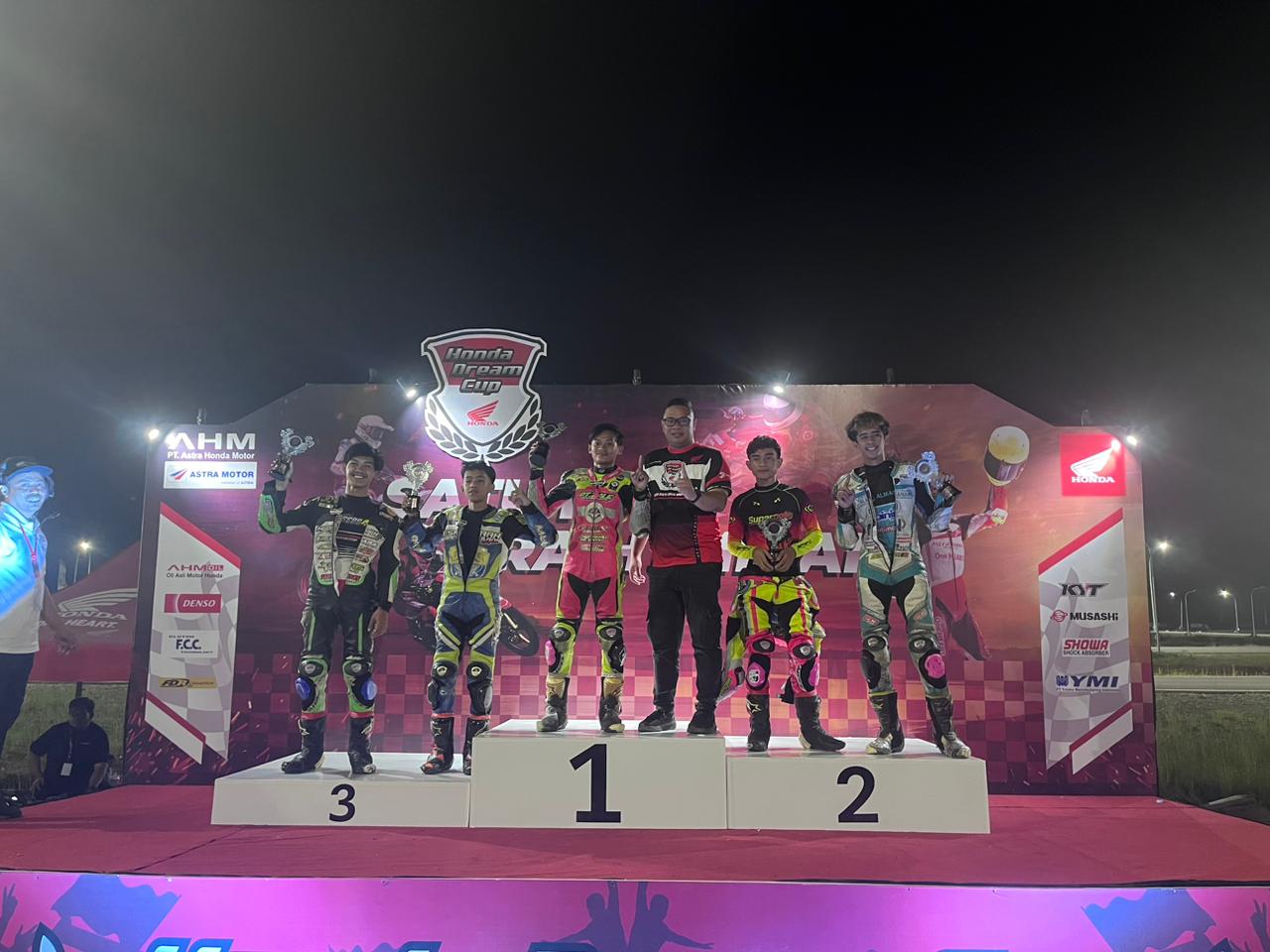 HADIAH -- Para juara HDC 2024 ketika menerima hadiahnya. Sanjaya bersaudara, Awhin dan Awhad Sanjaya, mendominasi gelar juara.