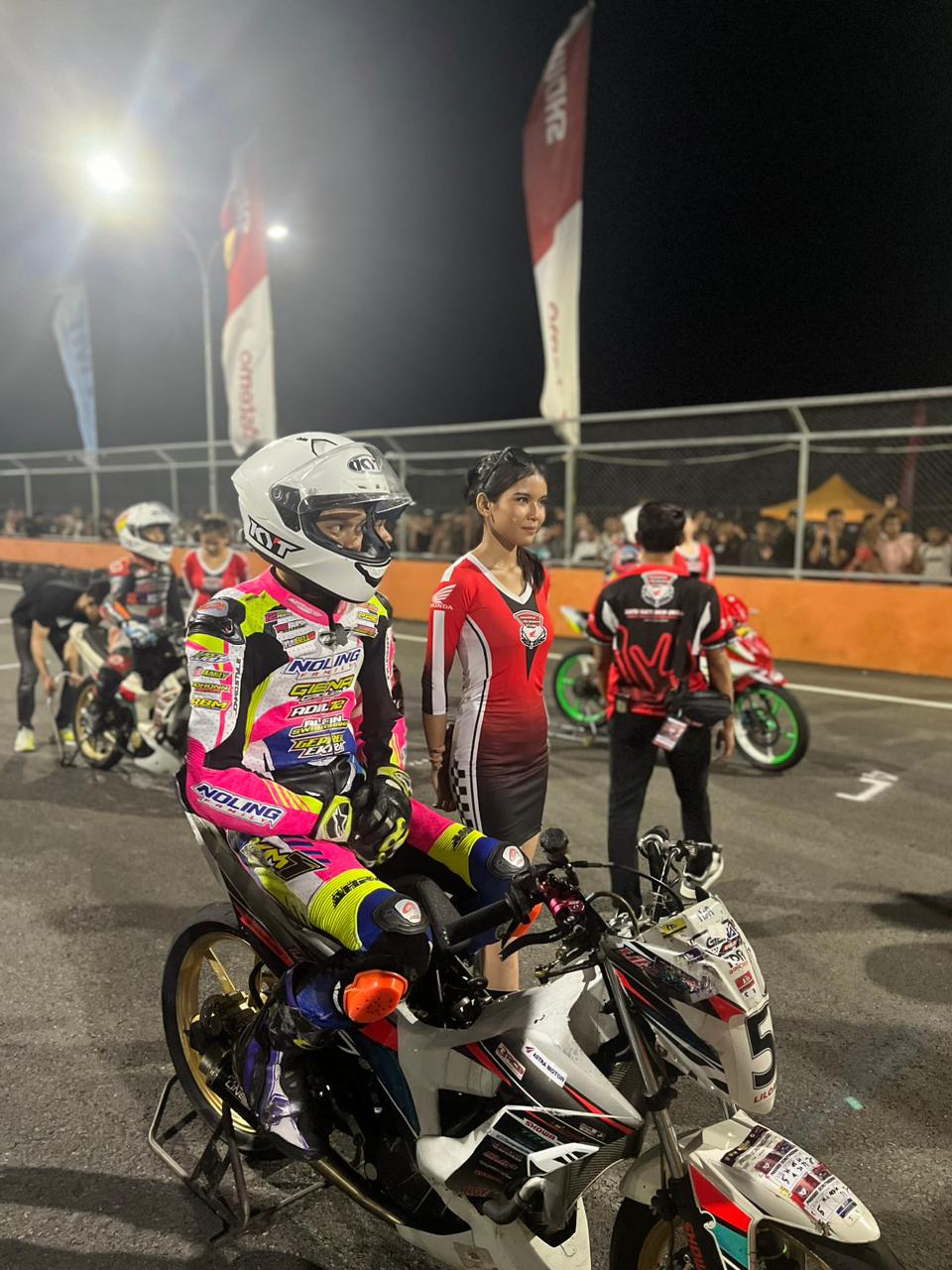 START -- Para pebalap tampak bersiap-siap melakukan start dengan konsentrasi penuh.