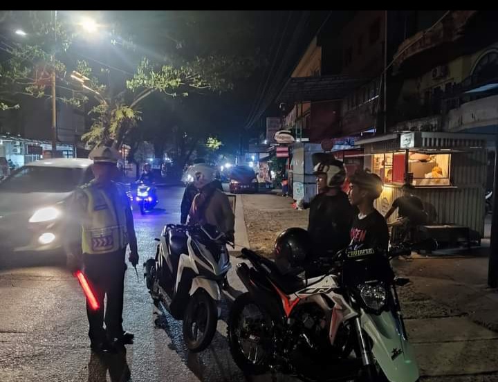 RAZIA -- Sejumlah pengendara sepeda motor yang menggunakan knalpot brong terjaring operasi cipta kondisi yang digelar Jajaran Polsek Tamalanrea.