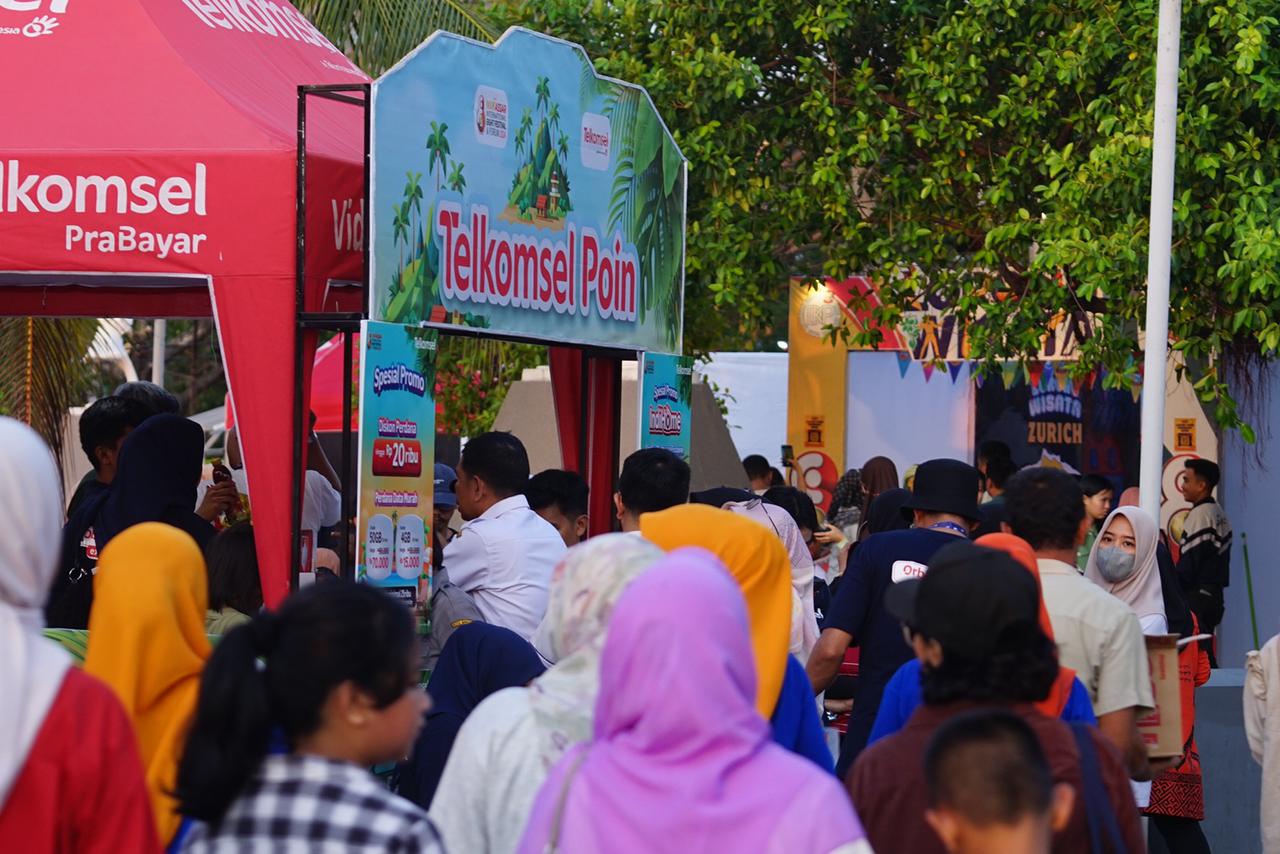 MERIAH -- Booth Telkomsel di area F8 Makassar tampak meriah dipadati pengunjung.