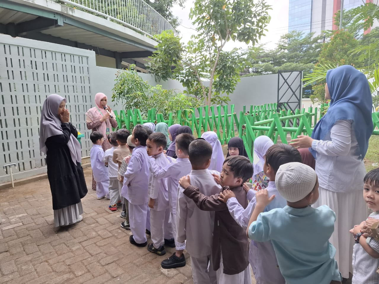 BERSEMANGAT -- Para murid TK Islam Athirah Racing Centre tampak bersemangat mengikuti MPLS dibimbing dan dipandu para gurunya.