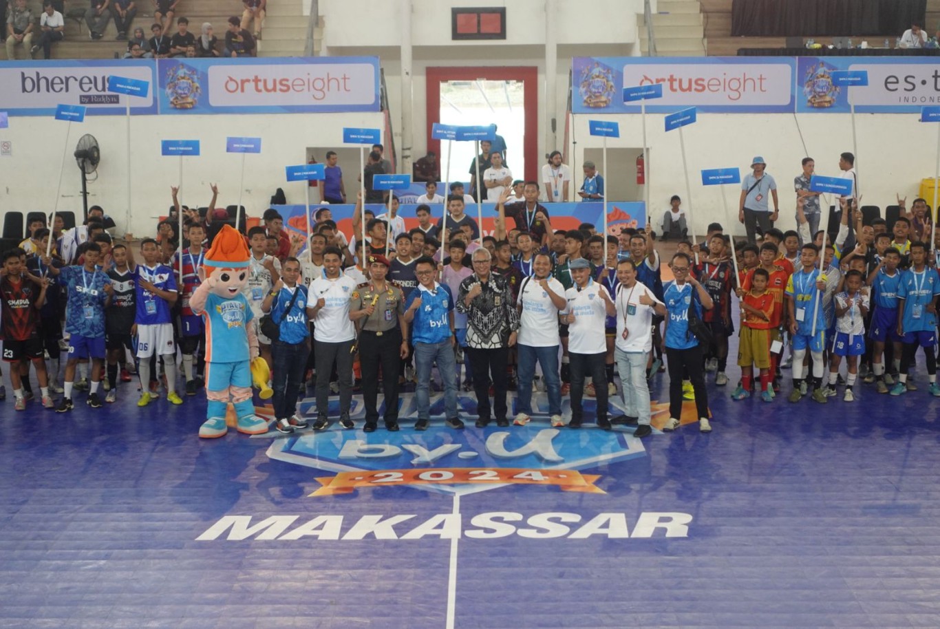 PIALA BY.U -- Keseruan roadshow Piala by.U 2024 ke Makassar yang menggelar seri pertandingan futsal antar SMP dan SMA di GOR Unhas pada 25 hingga 28 Juli 2024.