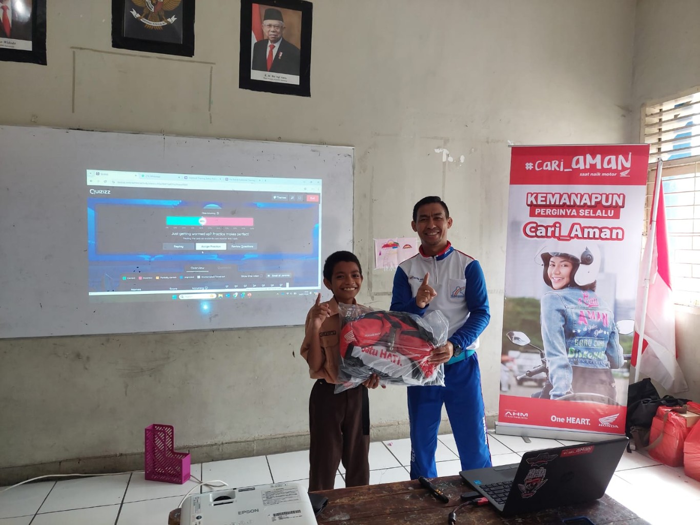 HADIAH -- Instruktur safety riding Astra Motor Sulawesi Selatan, Wanny, menyerahkan hadiah kepada para pelajar SMP Nasional yang berhasil menjawab games dan pertanyaan yang diberikan.