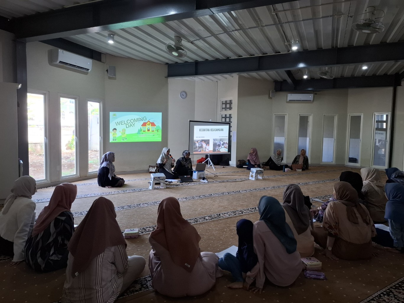 WELCOMING DAY -- Kegiatan Welcoming Dayal yang digelar untuk mempertemukan para staf, guru, dan orangtua murid baru TK Islam Athirah Racing Centre dalam suasana penuh keakraban.