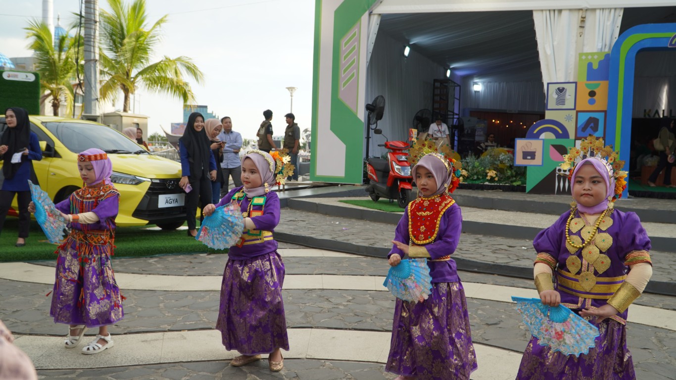 TARIAN 4 ETNIS -- Murid TK Islam Athirah Racing Centre saat menampilkan tarian 4 etnis dalam event F8, Kalla Group