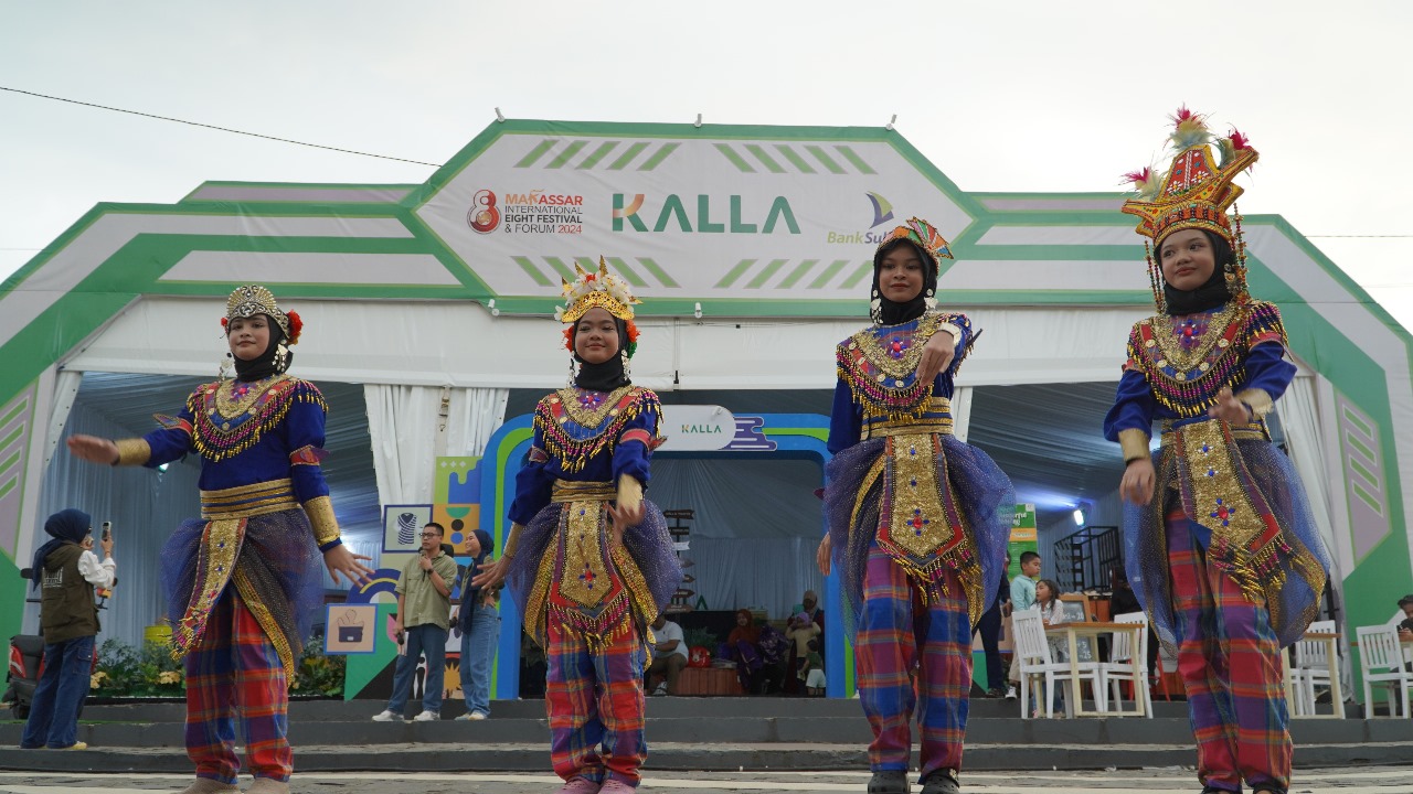 TARI WONDERLAND -- Empat murid SD Islam Athirah Racing Center, masing-masing Zhafirah Az-Zahra, Zahra Adhya Tasya, Naila Nafisa Aziz, dan Aysha Nirfathiyya tampil memukau membawakan tari Wonderland di booth Kalla zona 2, event F8 Makassar.