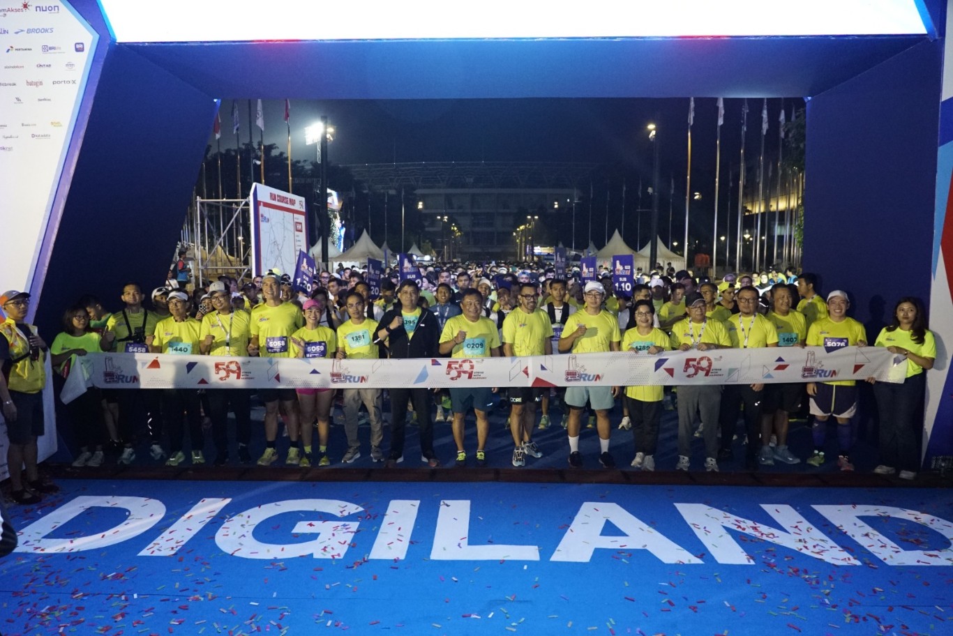 DIGILAND RUN 2024 -- Komisaris Utama Telkom Indonesia, Bambang P Brojonegoro dan Direktur Utama Telkom Indonesia, Ririek Adriansyah (tengah) beserta jajaran Komisaris dan Direksi Telkom sedangelwlilanseremoni flag off Digiland Run 2024.