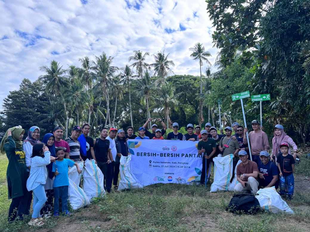 MANGROVE -- Suasana penanaman bibit mangrove di Pulau Satando, Kabupaten Pangkep yang diprakarsai Komunitas Penggiat Alam Cakrawala, Unit TJSL dan TRC PT Semen Tonasa.