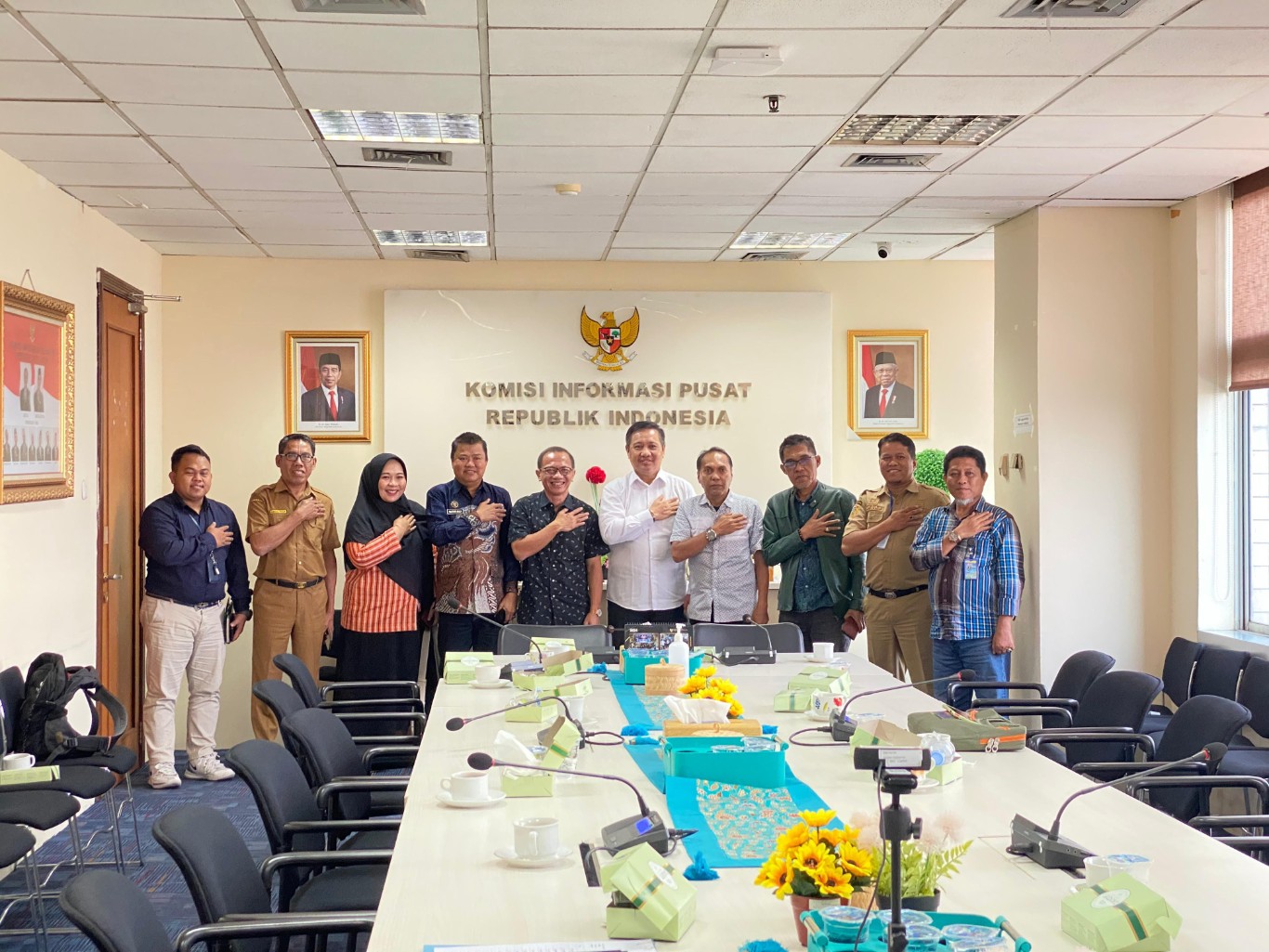 FOTO BERSAMA -- Rombongan Komisi I DPRD Sulawesi Barat melakukan foto bersama dengan Komisioner Bidang Regulasi dan Kebijakan Publik, Gede Narayana, saat melakukan kunjungan kerja ke Komisi Informasi Pusat RI.
