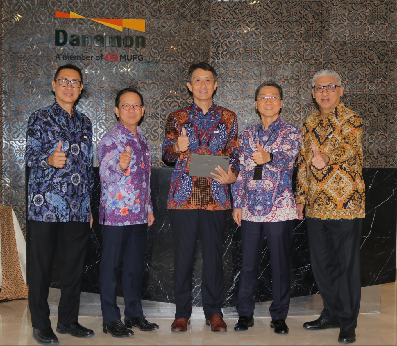 KONFERENSI PERS -- Daisuke Ejima, Direktur Utama, PT Bank Danamon Indonesia Tbk (tengah) bersama jajaran manajemen Danamon saat menggelar konferensi pers pengumuman kinerja keuangan pada semester I-2024.