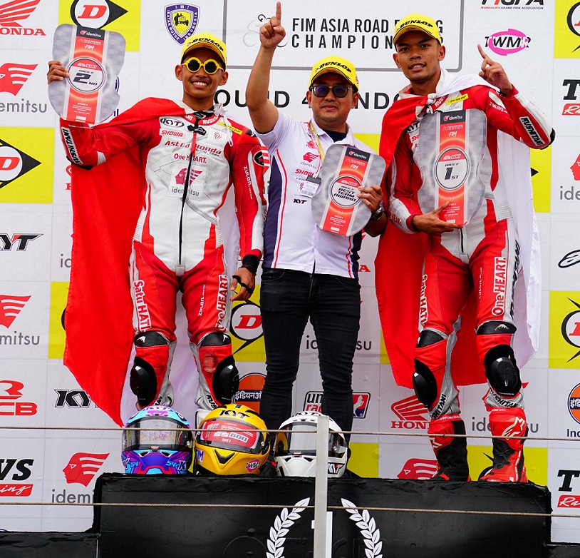 DOMINASI -- Dua pebalap AHRT, M Adenanta Putra yang menjadi juara pertama dan Veda Ega Pratama yang meraih juara kedua, menunjukkan dominasi Honda di kelas SS600 di ajang balap ARRC 2024 seri Mandalika.