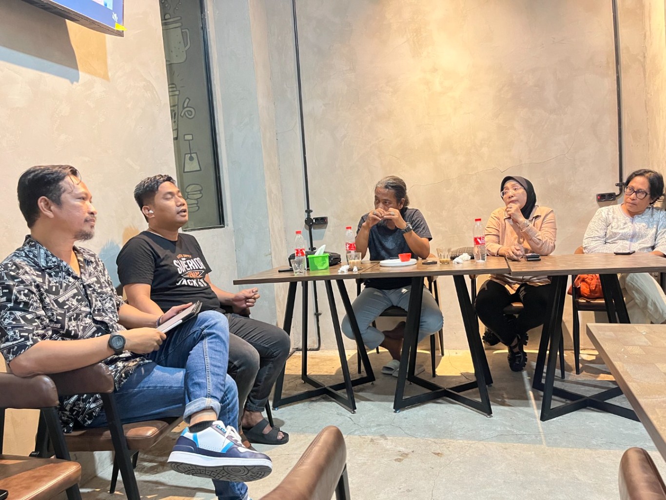 IST DISKUSI--Akademisi Unhas Sakka Pati bersama aktivis perempuan Emma Husain dan LO bakal calon waIi kota Makassar Indira Yusuf Ismail, Irwansyah Syarifuddin dalam sebuah ketiatan diskusi