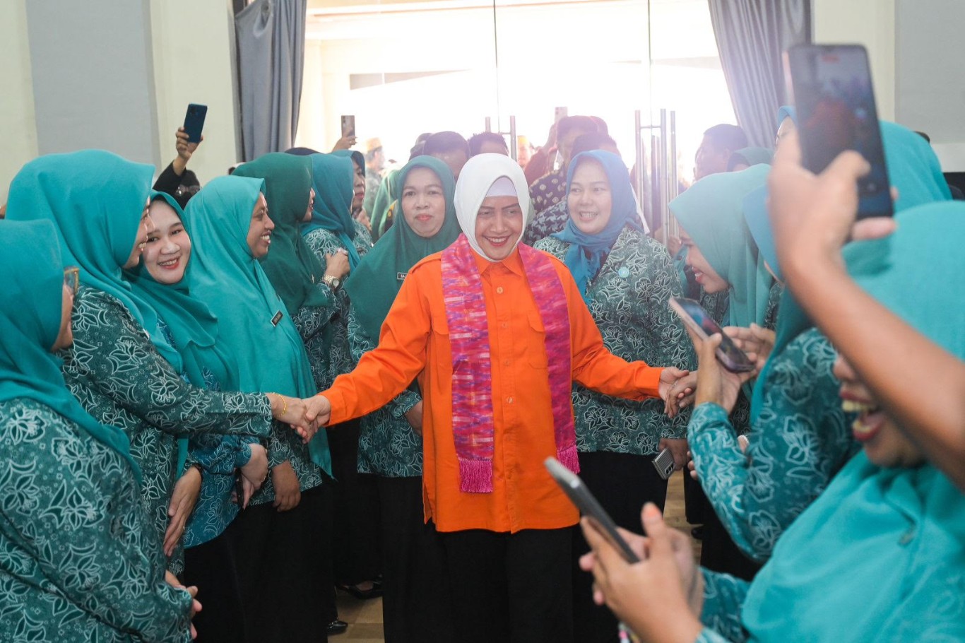 ist KUNJUNGAN--Ketua Tim Penggerak PKK Kota Makassar Indira Yusuf Ismail melakukan kunjungan dan meninjau Lorong Wisata Gimje di Kelurahan Kalukuang, Kecamatan Tallo, Sabtu (13/7).