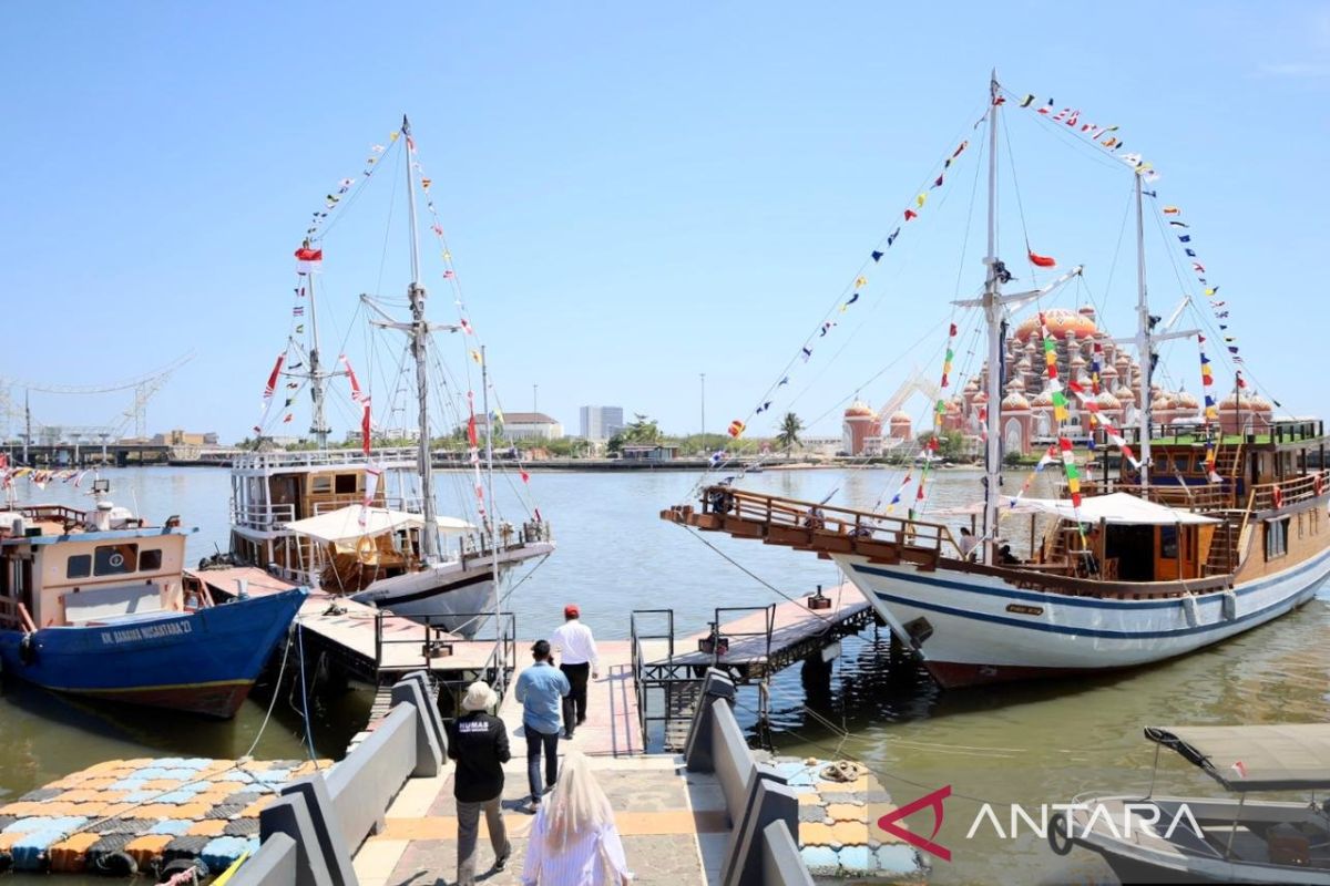 int PHINISI--Pemkot Makassar menyiapkan sejumlah kapal khas Sulawesi Selatan Phinisi untuk digunakan menjamu para tamu dari luar negeri termasuk membawa mereka berlayar (sailing) menggunakan Kapal Phinisi.Tampak Kapal Phinisi di Anjungan Pantai Losari.