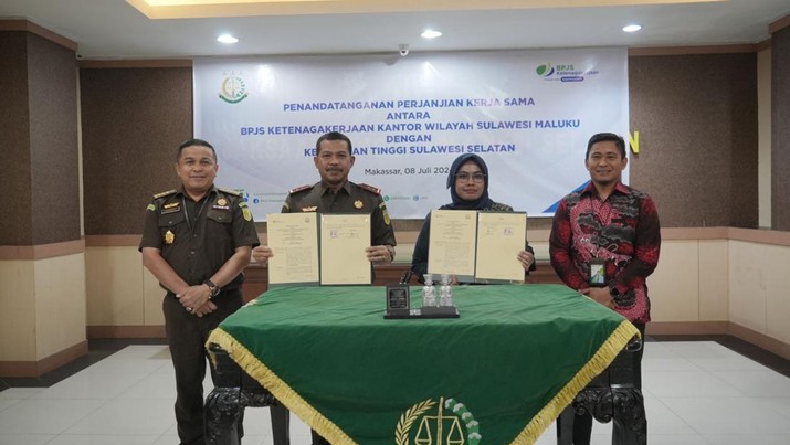 KERJA SAMA -- Kepala Kejaksaan Tinggi Sulawesi Selatan, Agus Salim dan Kepala Kantor Wilayah BPJS Ketenagakerjaan Sulawesi Maluku, Mintje Wattu, menunjukkan naskah kerja sama yang telah ditandatangani masing-masing pihak.