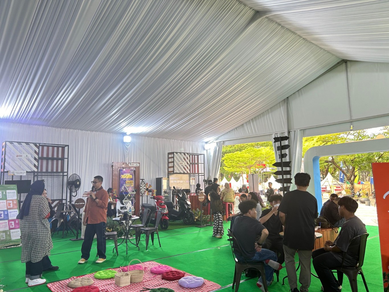 PENGUNJUNG -- Keseruan pengunjung F8 Makassar di Booth Kalla Land & Property. 