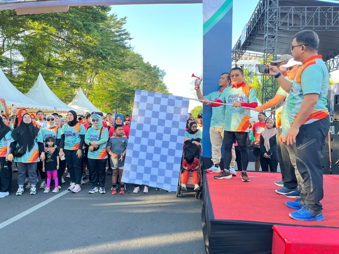 ist FUN WALK--Ribuan pelaku dan pegiat koperasi ikut Fun Walk yang digelar oleh Dinas Koperasi dan UKM Makassar untuk memperingati Hari Koperasi ke-77, Minggu (14/7).