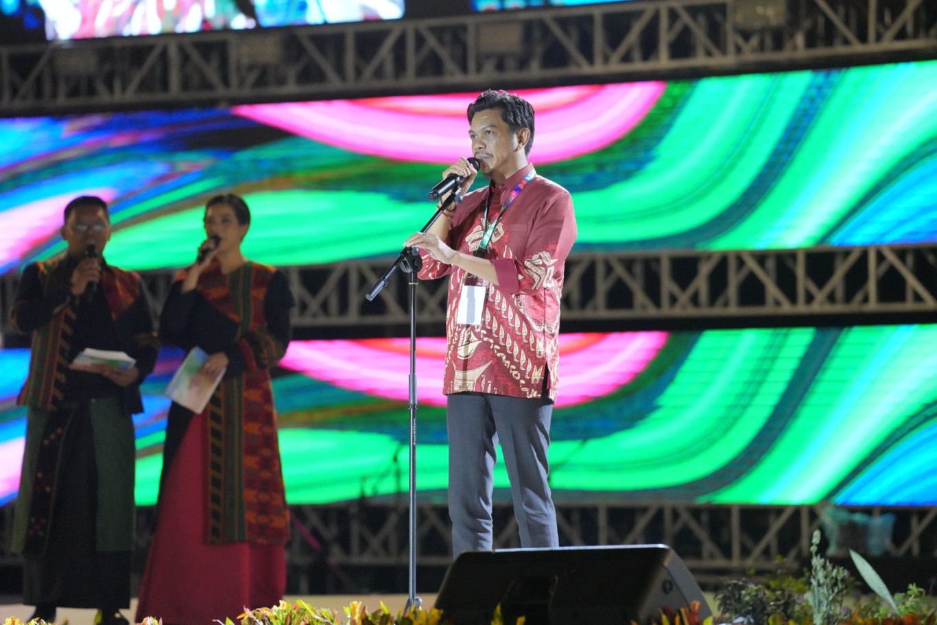 ist LAUNCHING-- Pj Sekkot Makassar Firman Hamid Pagarra melaunching  logo MFW  di Panggung Utama Tugu MNEK F8 Makassar, Kamis (25/7) malam.