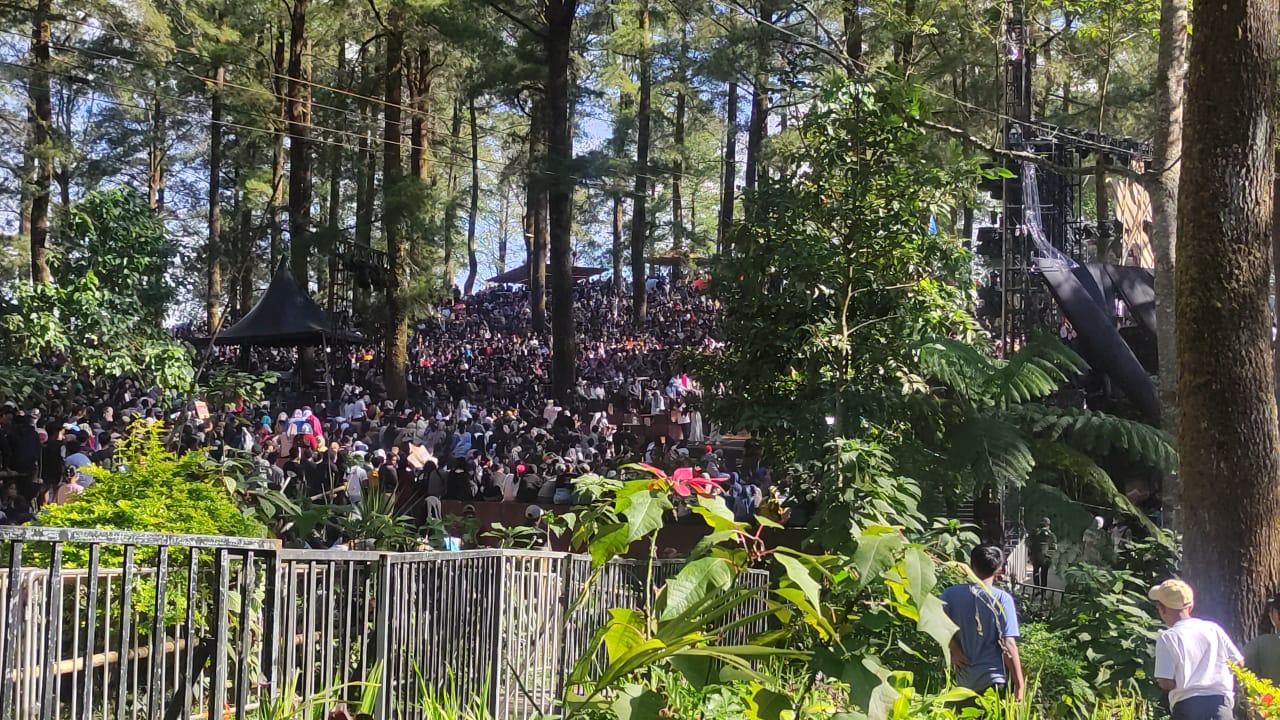 IST PADAT -- Suasana penutupan event BM V di taman hutan Pinus Malino yang dipadati pengunjung. 