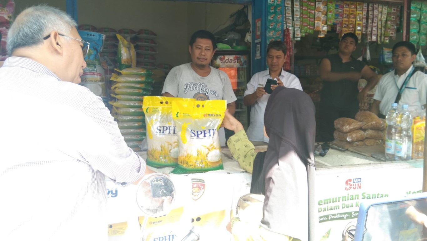 ist PANTAU--Dirut Perum Bulog, Bayu Krisnamurthi saat melakukan pantauan di dua pasar mulai dari pasar modern atau Transmart Pengayoman serta Pasar Pabaeng-baeng.Kota Makassar tidak masuk dalam kota yang terkena inflasi.