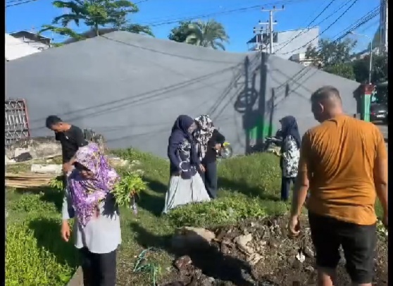 Its PANTAU--Pemerintah Kelurahan Labuang Baji bersama Kasiber Pj RT/RW memantau kebun KWT Labuang Baji di Jalan Landak 1 Kelurahan Labuang Baji, Kecamatan Mamajang.