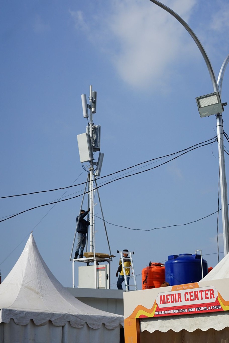 PASANG COMBAT -- Tim teknisi dari Telkomsel sedang memasang COMBAT di sekitar area F8 Makassar untuk mengantisipasi lonjakan trafik dan mendukung akses komunikasi serta pengalaman digital pelanggan.