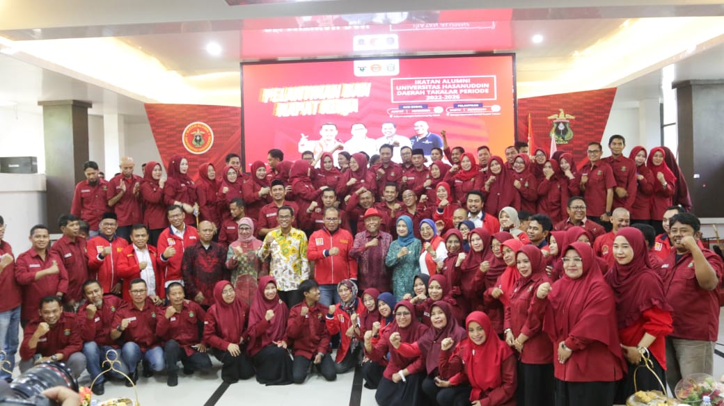 PELANTIKAN -- Ketua DPW IKA Unhas, Mohammad Ramdhan Pomanto dan Pj Bupati Takalar, Setiawan Aswad foto bersama pengurus dan anggota IKA Unhas Takalar usai dilakukan pelantikan IKA Unhas Takalar, Sabtu (20/7).
