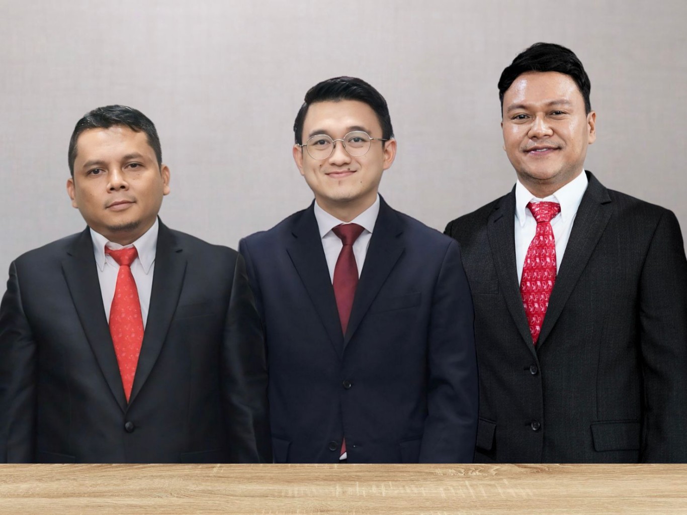PELANTIKAN -- Kiri ke kanan, Soleh Komarudin, Dian Prama Irfani, dan Heri Santika Permana, foto bersama setelah dilakukan pelantikan sebagai direktur utama di tiga anak perusahaan PTK.