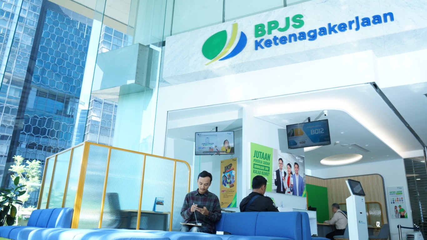 PELAYANAN -- Sejumlah peserta sedang menunggu antrean untuk mendapatkan pelayanan dari BPJS Ketenagakerjaan.