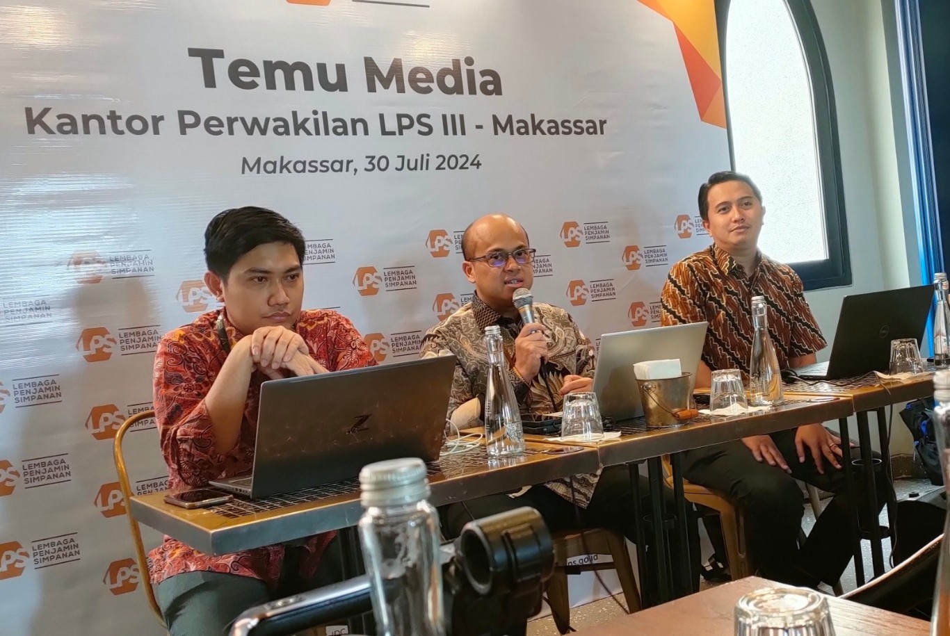 PENCAPAIAN KINERJA -- Kepala Kantor Perwakilan LPS III Makassar, Fuad Zein (tengah) didampingi Plt. Kepala Divisi Edukasi, Humas, & Hublem, Dadi Hermawan (kiri) dan Plt. Kepala Divisi Surveilans Asuransi, Rengga Gemilang Putra menjelaskan mengenai pencapaian kinerja LPS III Makassar selama semester pertama.