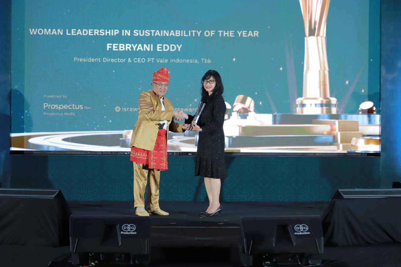 PENGHARGAAN -- President Director and Chief Executive Officer PT Vale, Febriany Eddy diwakili Senior Manager Institutional Relations PT Vale, Yani Siskartika, menerima penghargaan ISRA Award 2024 atas Kepemimpinan Berkelanjutan.
