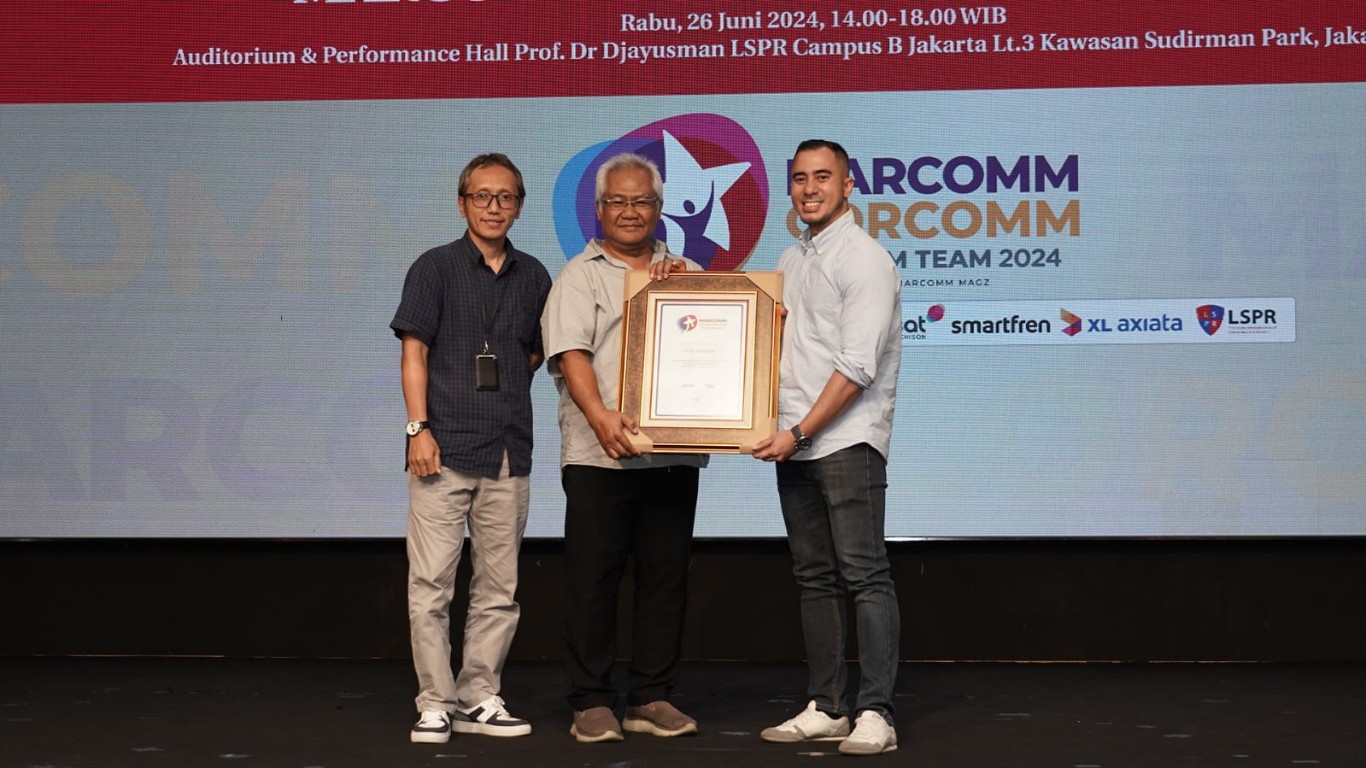 PENGHARGAAN -- Group Head Corporate Communication & Sustainability XL Axiata, Reza Mirza (kanan) bersama Head External Communication XL Axiata, Henry Wijayanto (kiri) menerima penghargaan sebagai Indonesia Corpcomm Dream Team Journalist Choice di Jakarta.