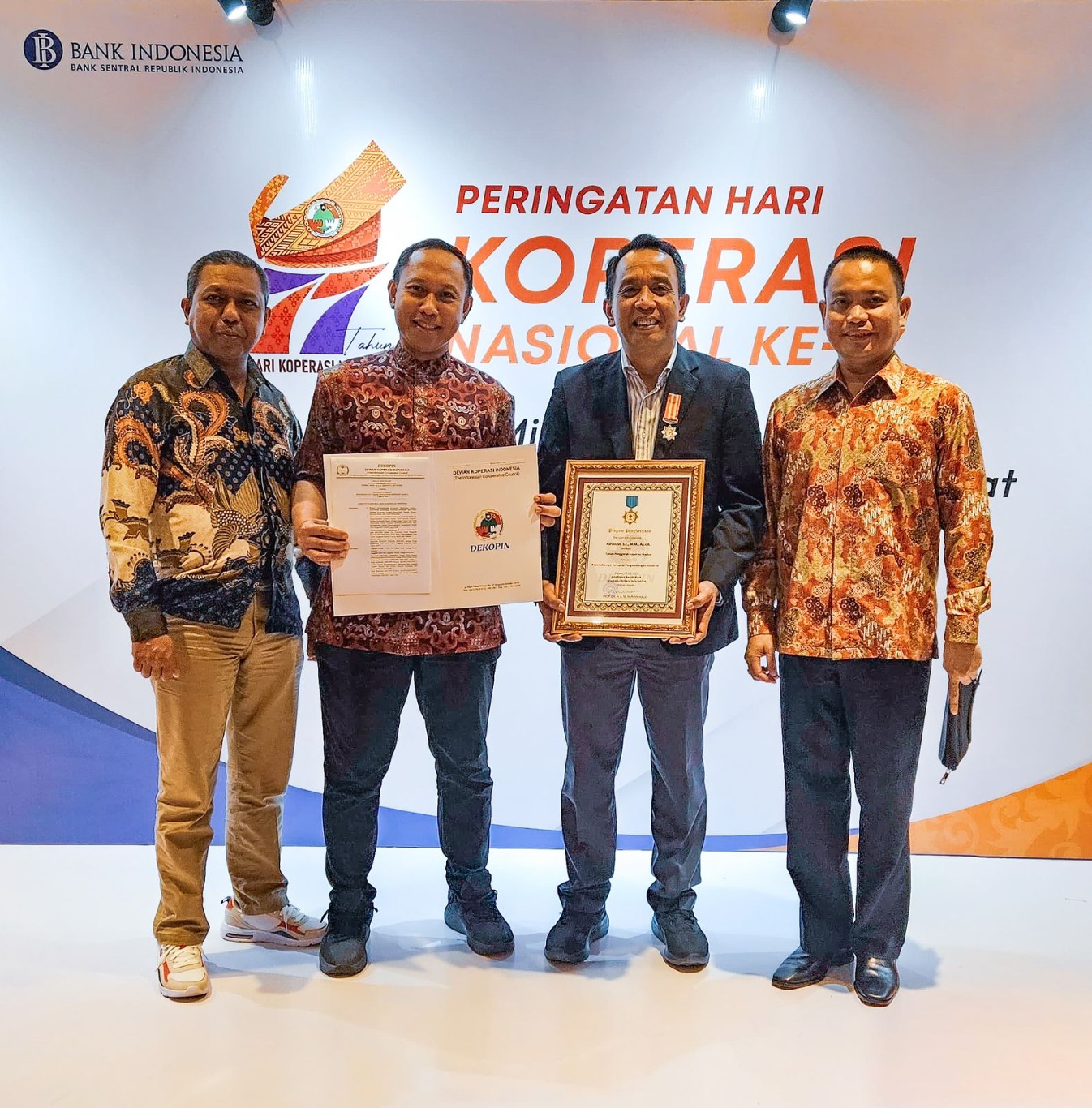 PENGHARGAAN -- Direktur Utama PT Semen Tonasa, Asruddin (dua dari kanan) dengan piagam penghargaan yang diterimanya dari Menteri Koordinator Bidang Perekonomian, Airlangga Hartarto.