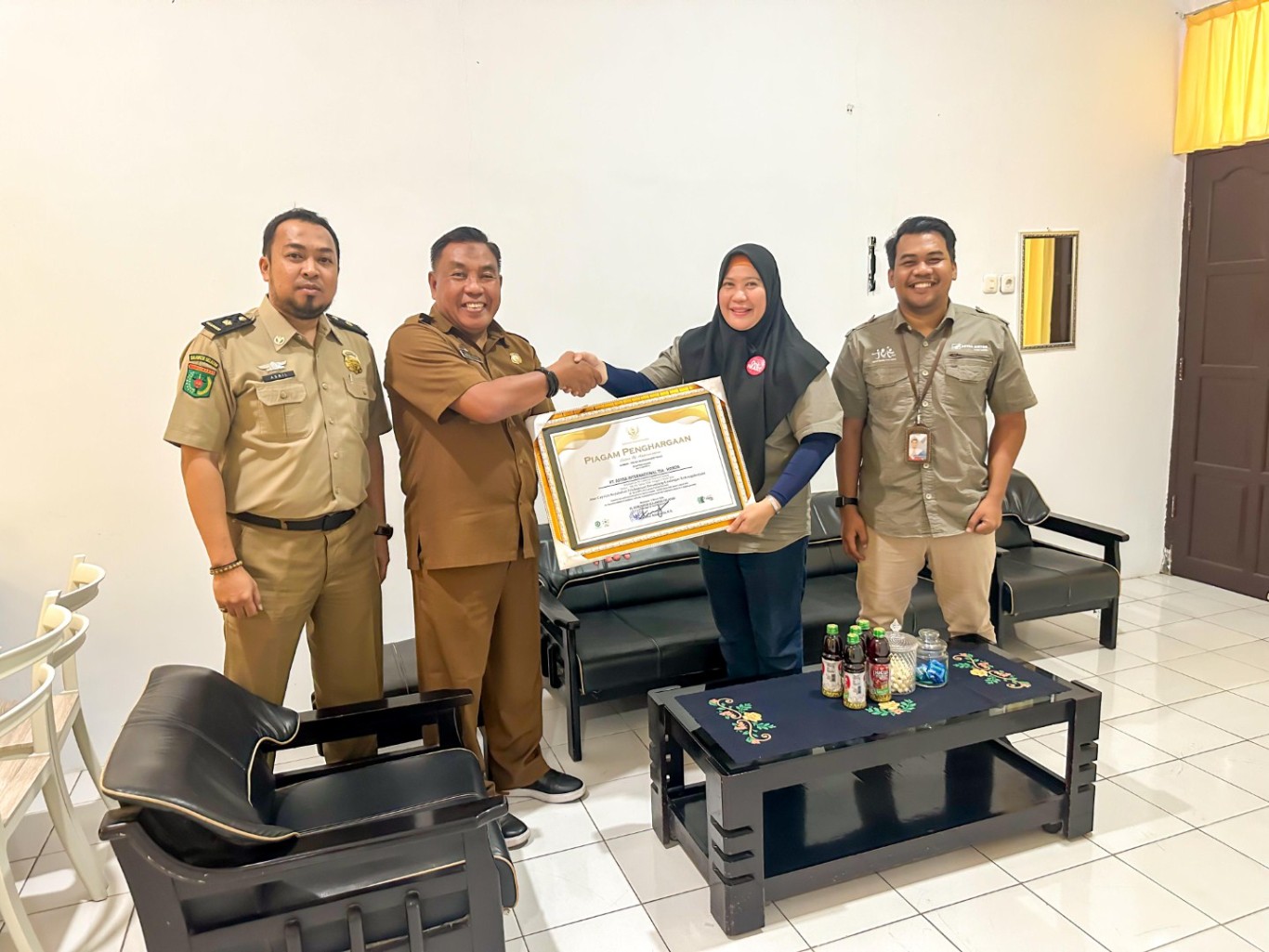 PENGHARGAAN -- Kepala Seksi K3 Dinas Ketenagakerjaan Provinsi Sulawesi Selatan, Makmur Majid, menyerahkan penghargaan kepada Astra Motor Sulawesi Selatan atas komitmennya menerapkan Keselamatan dan Kesehatan Kerja di lingkungan perusahaan.