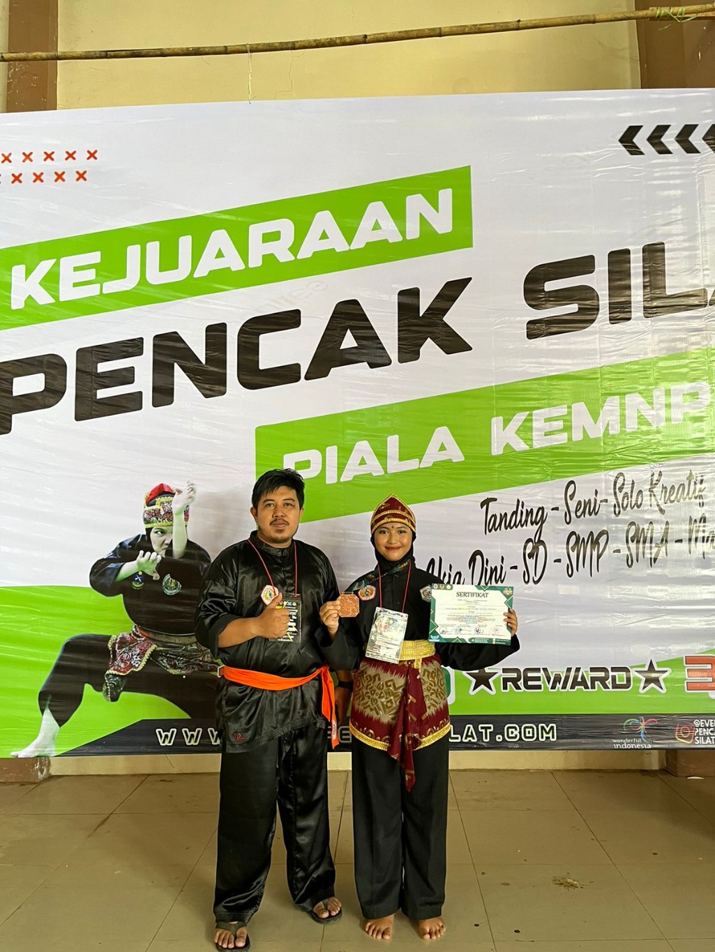 BKM/ZAIN SYAM PERAIH EMAS -- Pelatih pencak silat Tunirannuang, Muh Nur, bersama atlet peraih emas foto bersama usai pertandingan di Parepare baru-baru ini.