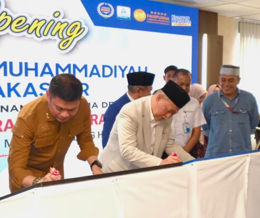 IST PERESMIAN -- Bupati Gowa, Adnan Purichta Ichsan dan Rektor Unismuh Makassar, menandatangani prasasti peresmian gedung RS PKU Muhammadiyah. 