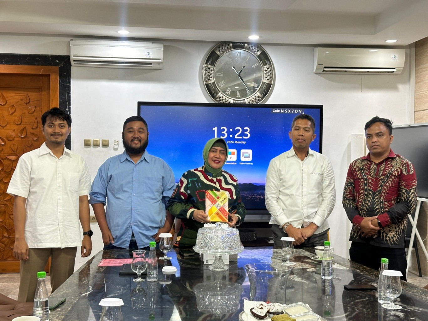 IST KUNJUNGAN SILATURAHMI--Indira Yusuf Ismail menerima kunjungan silaturahmi dari Ketua Ketua KMSB Kota Makassar, Abdul Wahab Usman bersama pengurus di kediaman pribadinya, Jalan Amirullah, Selasa (16/7).