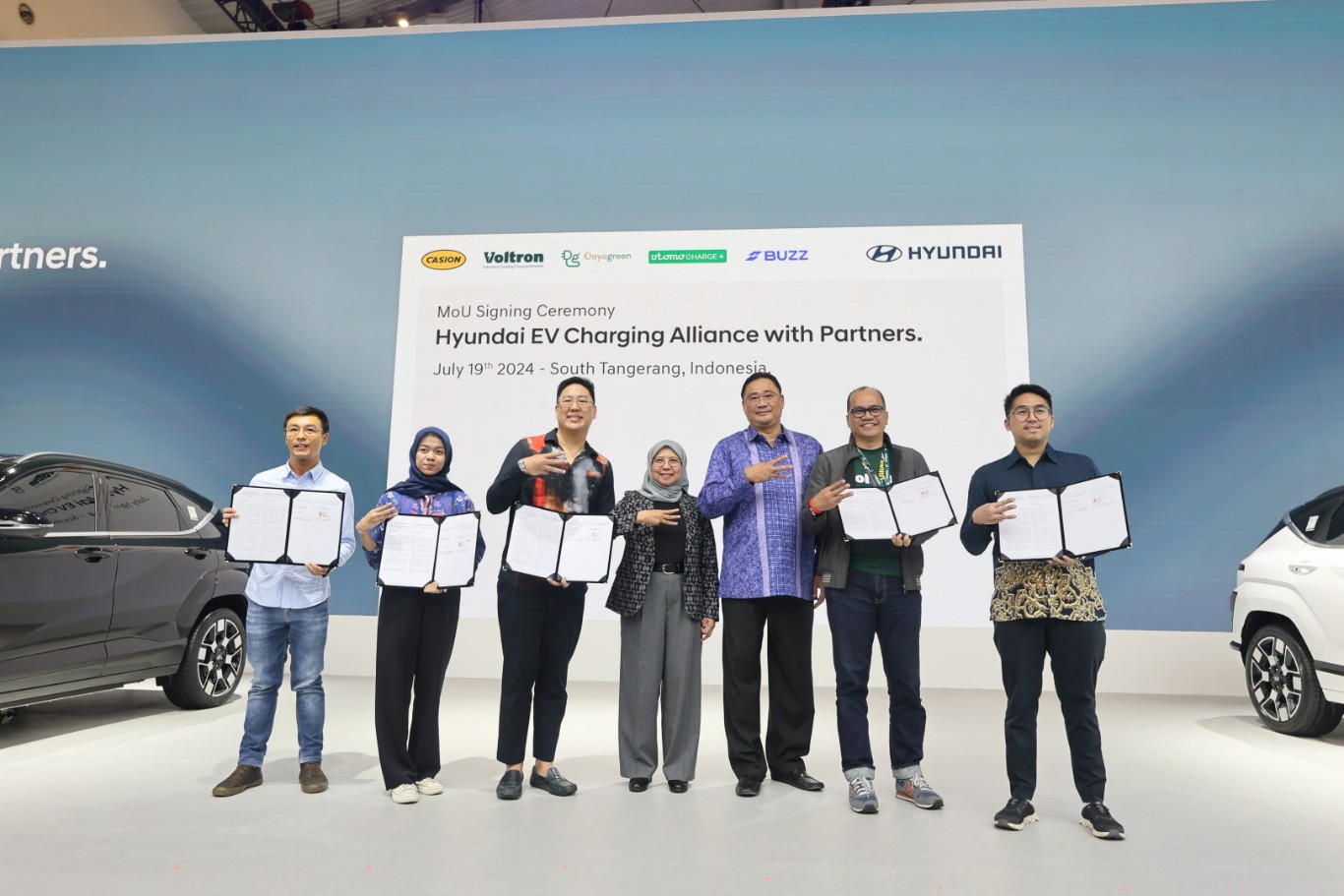 PENANDATANGANAN -- Penandatangan nota kesepahaman antara Hyundai dengan charging partner operator.