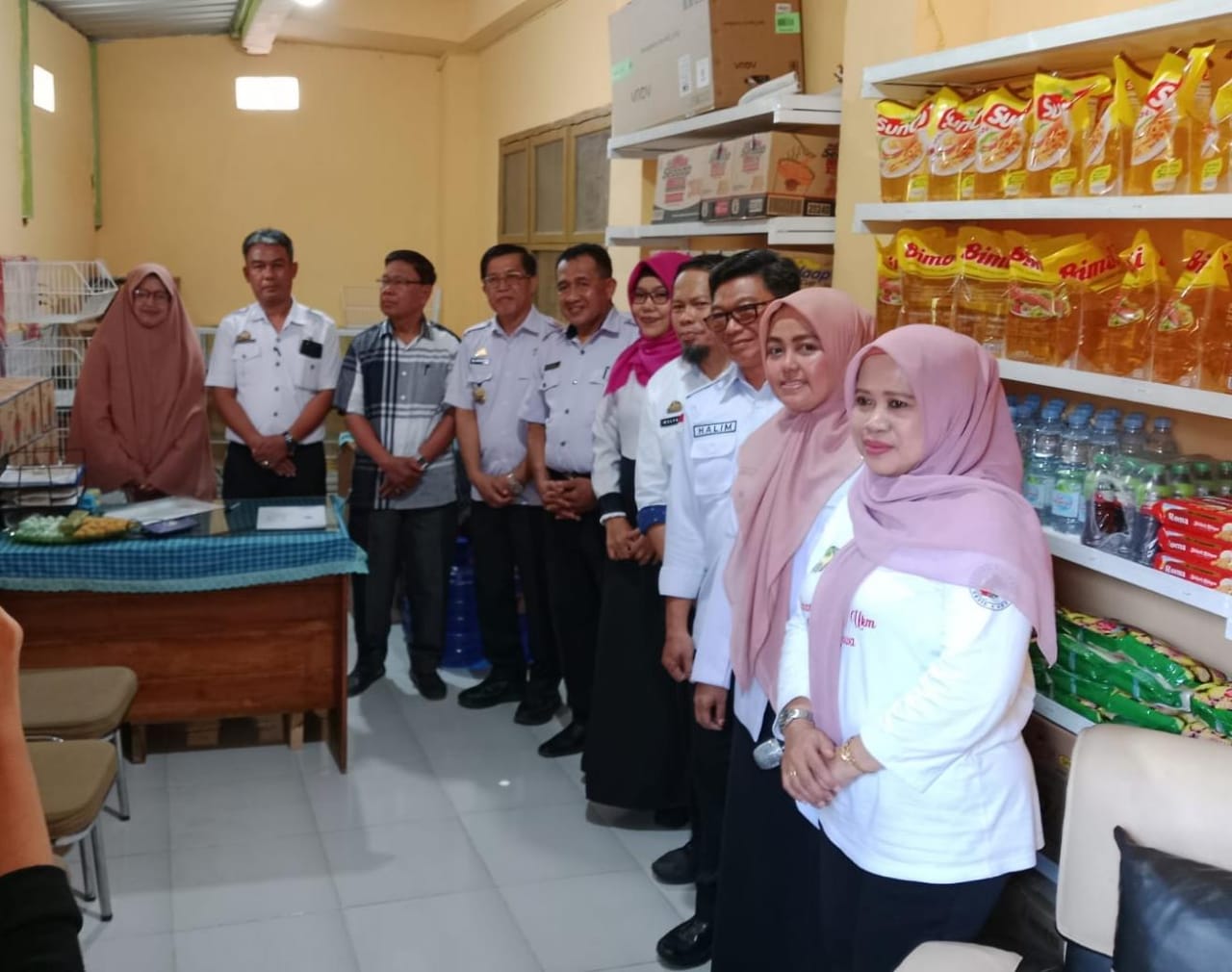 IST RESMIKAN -- Kadis Koperasi dan UKM Gowa, Mahmuddin bersama jajarannya dan jajaran KKPN Melati saat meresmikan unit pertokoan. 