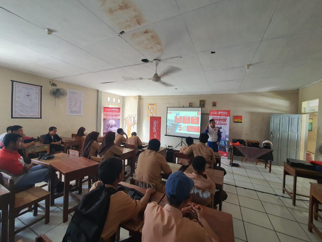 SAFETY RIDING -- Instruktur Safety Riding Astra Motor Sulsel, Wanny, ketika menjelaskan bagaimana menciptakan safety riding di hadapan siswa dan tenaga pengajar SMK Nasional Makassar.