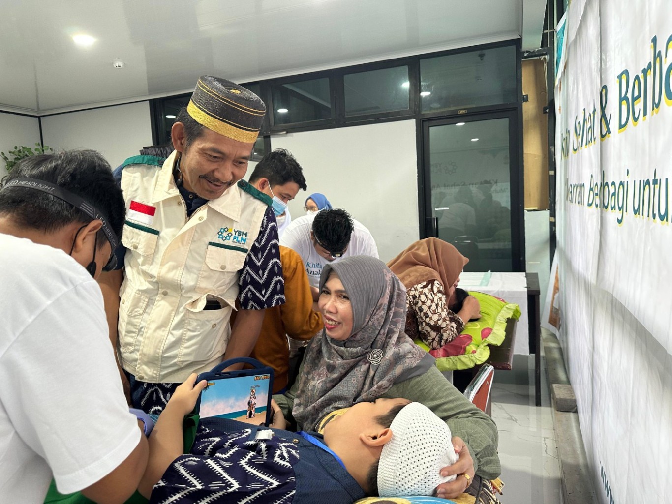 SEMANGAT -- General Manager PT PLN (Persero) UID Sulselrabar, Moch. Andy Adchaminoerdin, menyemangati seorang anak yang menjadi peserta sunatan massal gratis.