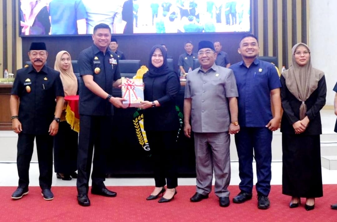 IST SERAHKAN -- Bupati Gowa, Adnan Purichta  Ichsan bersama Wabup Abdul Rauf Malaganni, saat menyerahkan Ranperda APBD TA 2023 ke DPRD Gowa. 