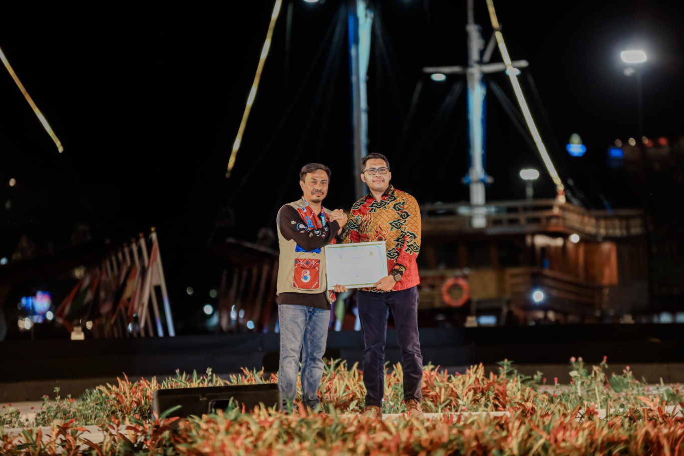SERTIFIKAT REC -- Penyerahan Sertifikat REC secara langsung oleh Assistant Manager Niaga dan Pemasaran PLN UP3 Makassar Utara, Andhika Prananda kepada Direktur Utama PT Festival 8 Indonesia, Sofyat Setiawan sebagai simbol bahwa PLN menjadi Official Green Energy Partner dalam perhelatan F8 Makassar 2024. 
