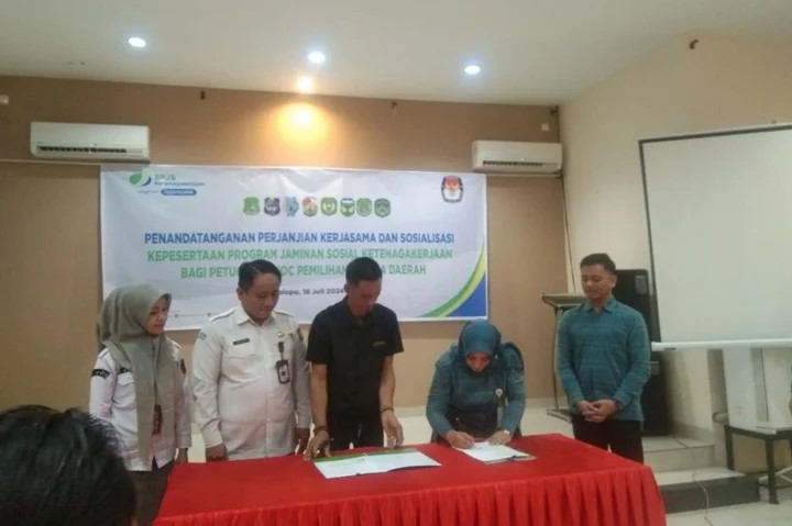 TANDA TANGAN -- Kepala BPJamsostek Cabang Palopo, Muminati menandatangani perjanjian kerja sama para ketua KPU di wilayah kerja BPJamsostek Cabang Palopo,