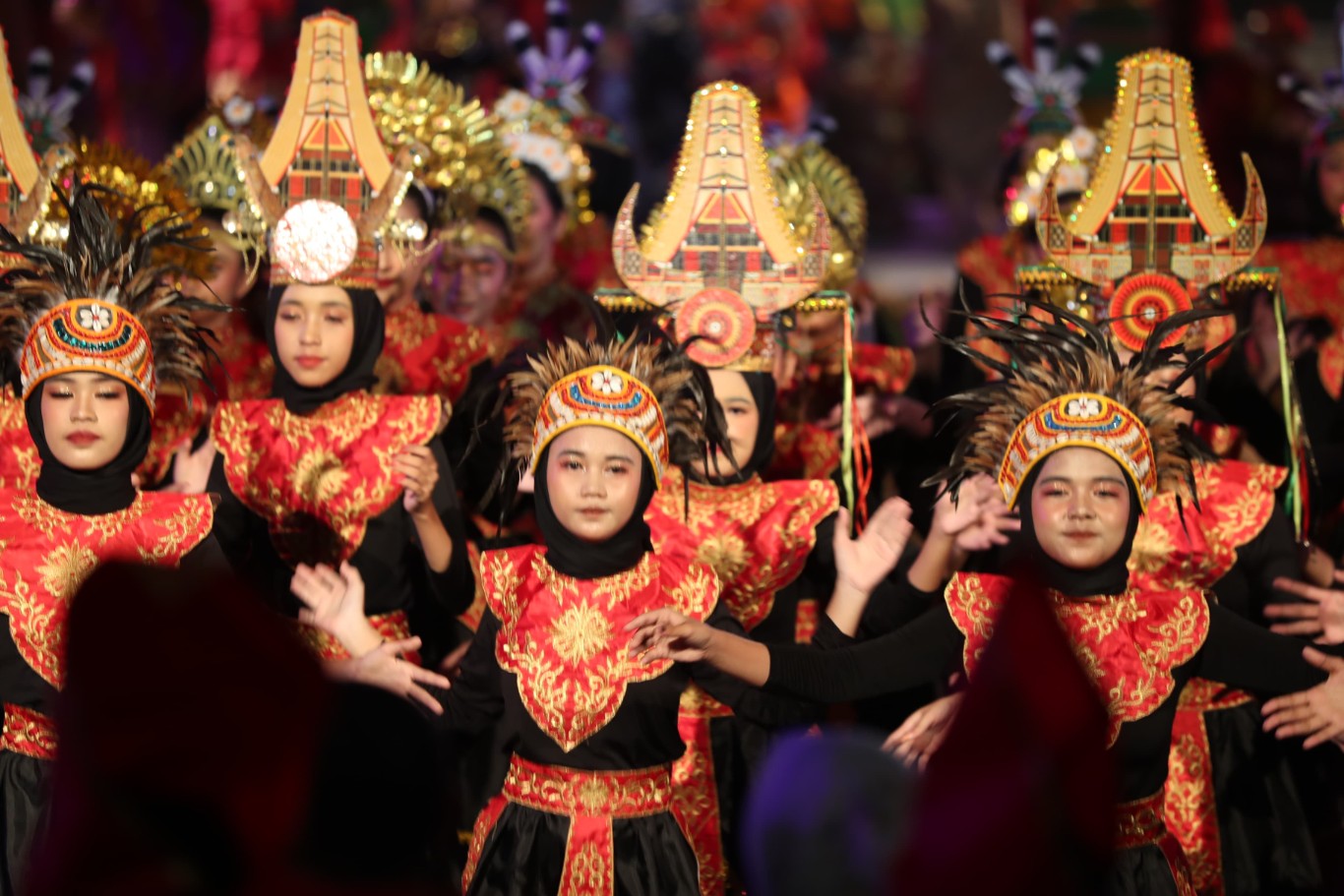 ist TARI--Sebanyak 400 siswa siswi SMP se-Kota Makassar menggebrak pembukaan F8 dalam Tari Harmoni Nusantara di Panggung Utama, Kawasan Tugu MNEK pada Rabu, (24/7) malam.