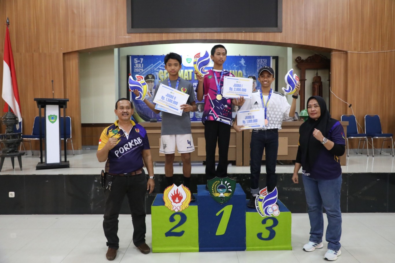 TERIMA HADIAH -- Dzulkifli, pelajar SMPN 6 Moncongloe (tengah) dengan senyum bahagia usai menerima hadiah sebagai juara satu cabang olahraga catur yunior ajang Porkab Maros.