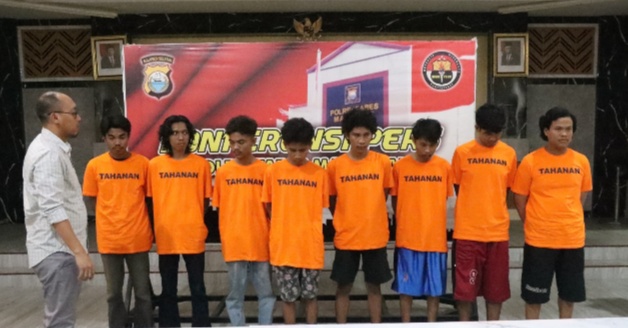 TERSANGKA -- Delapan aktivis Mahasiswa Rakyat Indonesia yang menjadi tersangka kasus anarkis saat melakukan unjuk rasa di depan kampus Unismuh, Jalan Sultan Alauddin, kini diamankan di Mapolrestabes Makassar.