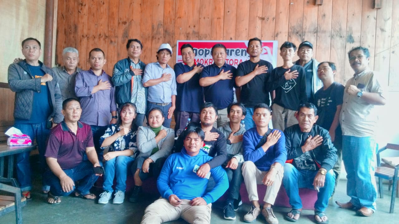 DISKUSI -- Kapolres Torut AKBP Zulanda dan praktisi hukum Pither Ponda Barani foto bareng jurnalis usai melakukan diskusi membahas Demokrasi Cerdas jelang Pilkada November mendatang di Kedai Cafe Maballo Rantepao, Sabtu (6/7).