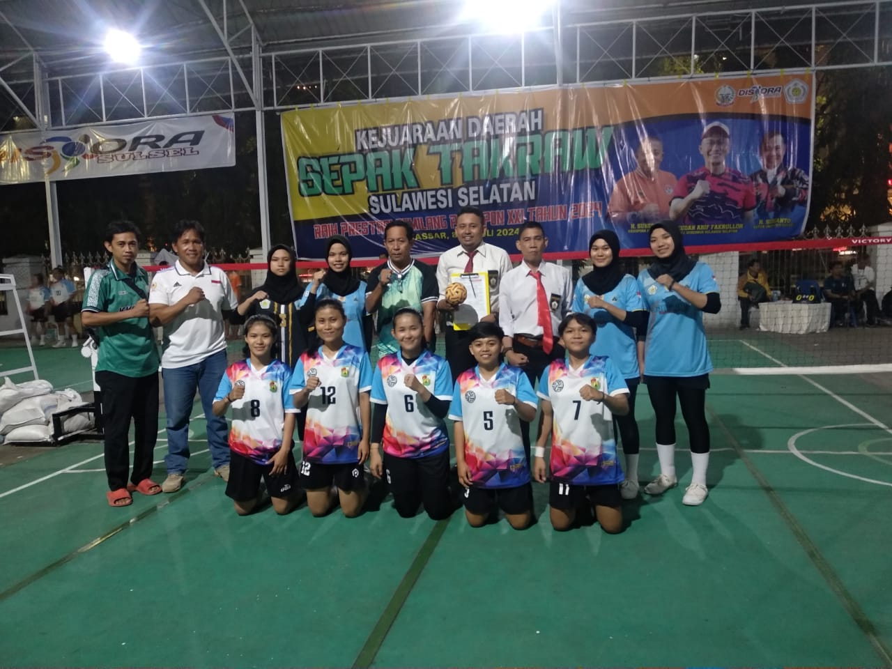 FINAl -- Tim Toraja Utara foto bersama sebelum pertandingan final dimulai kontra tim Bantaeng pada Rabu (10/7) malam kemarin.